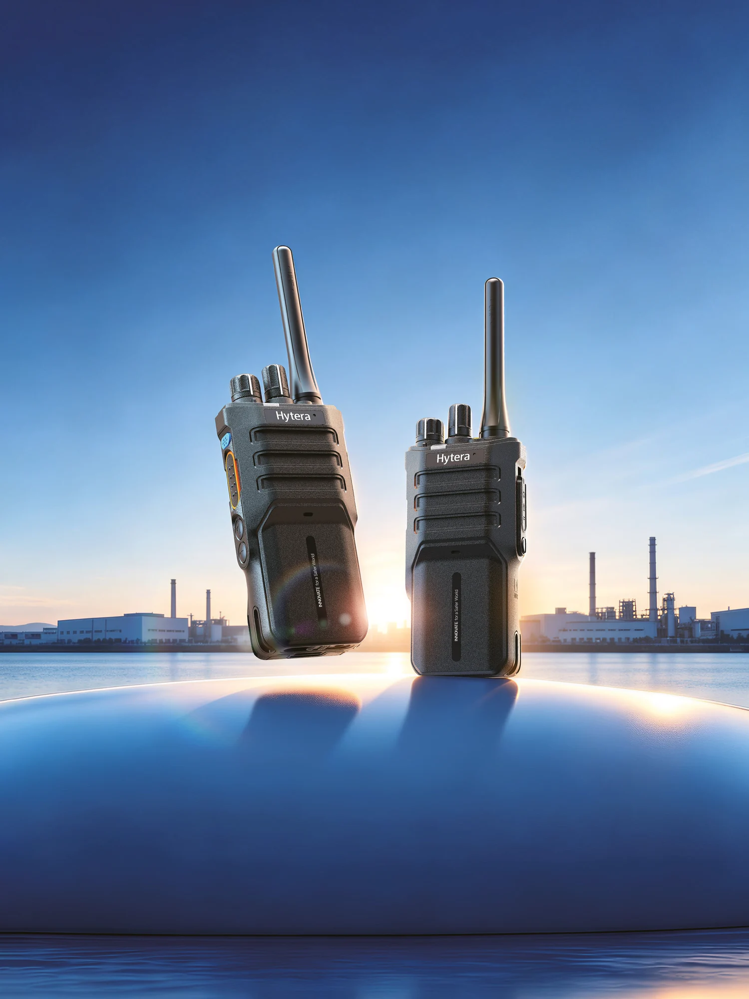 Dois rádios Hytera XP60X em cenário industrial, imagem do catálogo oficial