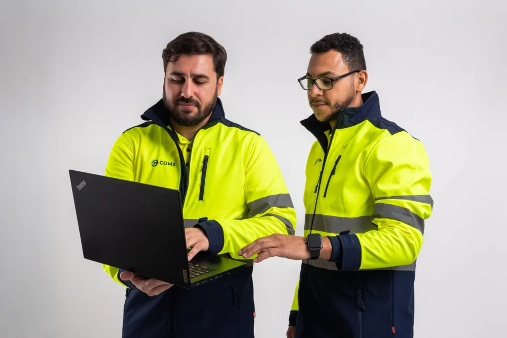 Equipe técnica COM3 trabalhando na configuração de tecnologia